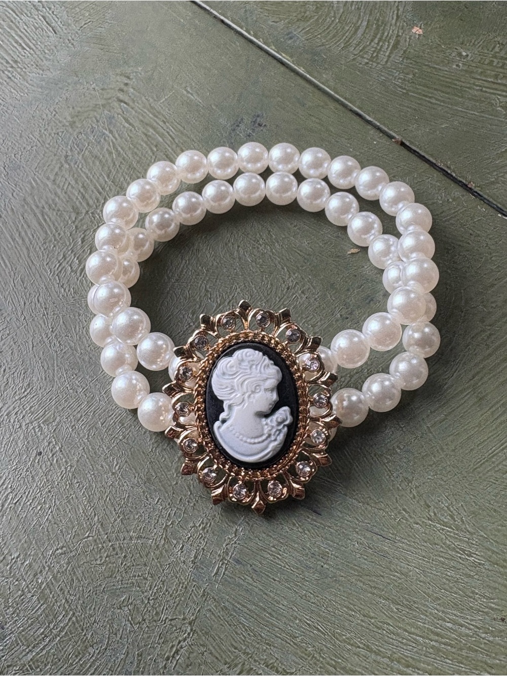 Vintage-Inspired White Pearl Cameo Stretch Bracelet